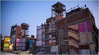 نموذج للعمارات السكنية التي لم تستوف شروط الهندسة الإنشائية، القاهرة، مصر