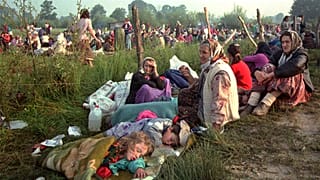 Srebrenitsa'dan kaçan Boşnaklar Tuzla'da BM üssüne yakın noktada beklerken (14 Temmuz 1995)