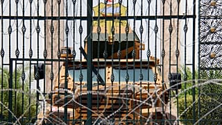 Entrada del Parlamento de Túnez, bloqueada por un blindado y una alambrada