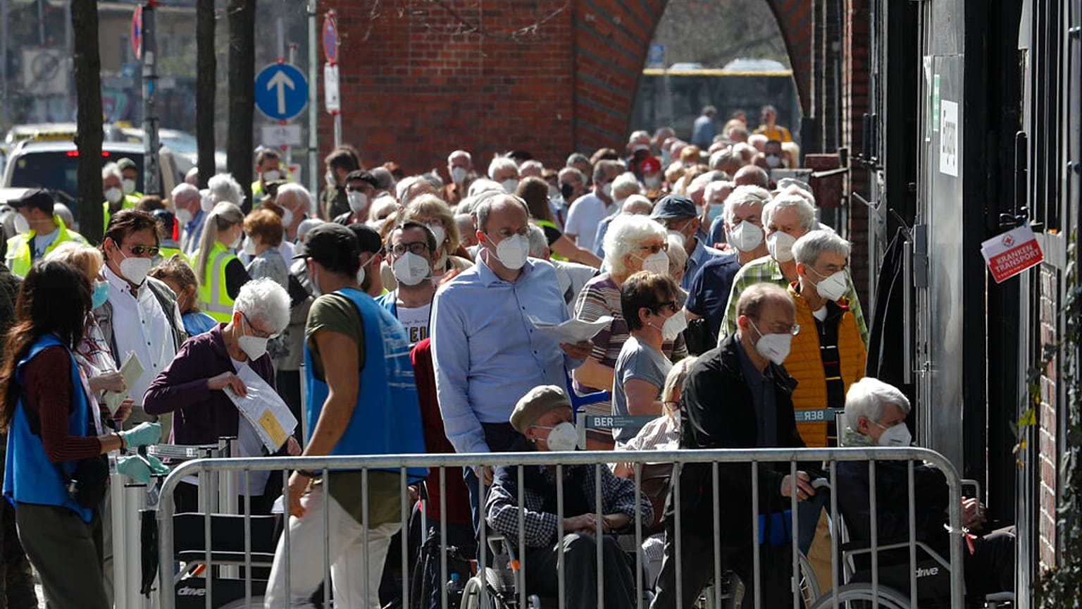 Schlange vor einem Impfzentrum in Berlin-Treptow, 31.03.2021