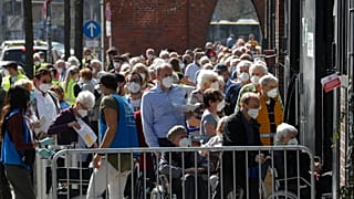 Schlange vor einem Impfzentrum in Berlin-Treptow, 31.03.2021