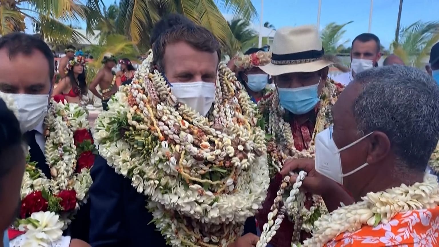 Blumenkränze und Tsunami-Schutz: Macron in Französisch-Polynesien