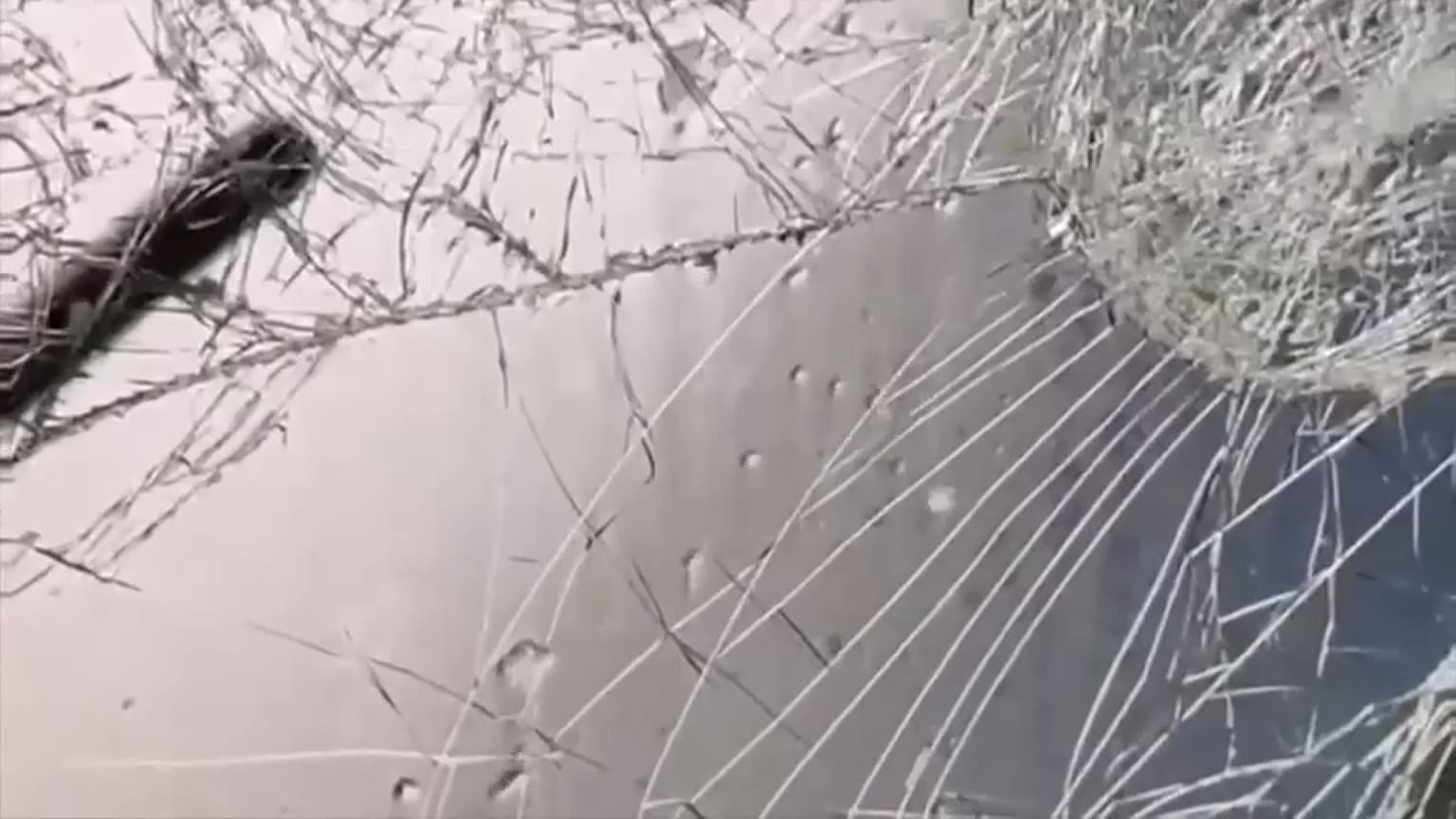 زجاج إحدى السيارات 