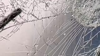 زجاج إحدى السيارات 