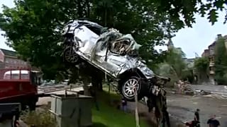 A folyóból emelik ki az autókat, amiket elsodort a belga árvíz