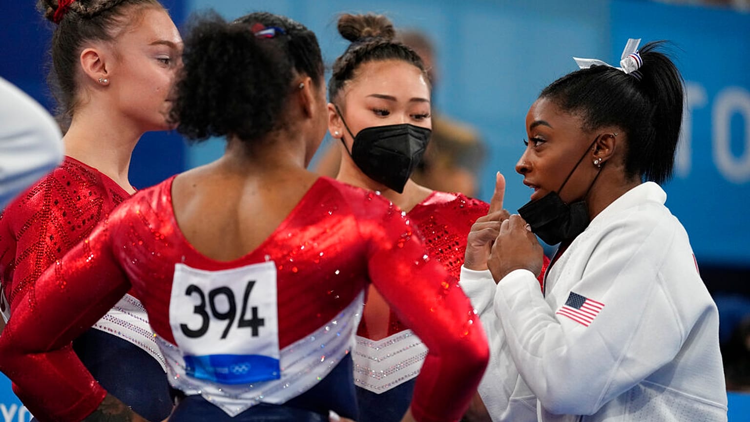 Simone Biles habla con sus compañeras del equipo estadounidense de gimnasia