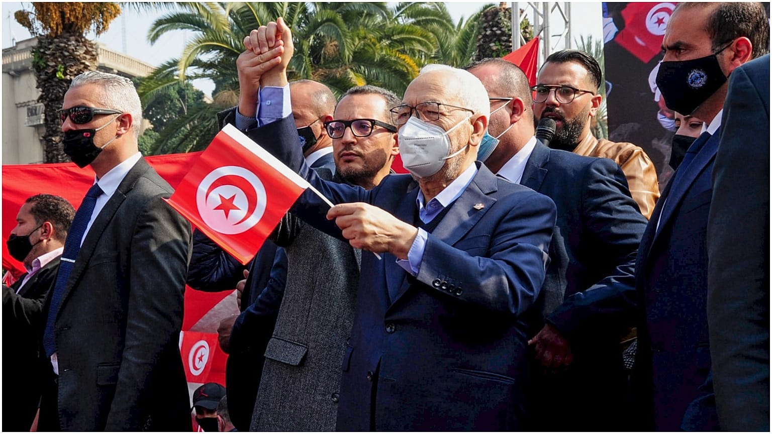 زعيم حزب النهضة التونسي ورئيس مجلس النواب راشد الغنوشي يلوح بعلم بلاده خلال تجمع حاشد في تونس العاصمة السبت 27 فبراير 2021 تنديداً بما وصفه بـ"بالانقلاب على الثورة والدستور" 