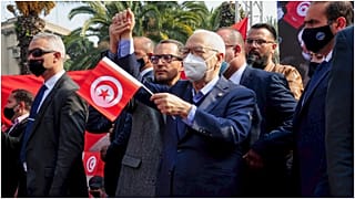 زعيم حزب النهضة التونسي ورئيس مجلس النواب راشد الغنوشي يلوح بعلم بلاده خلال تجمع حاشد في تونس العاصمة السبت 27 فبراير 2021 تنديداً بما وصفه بـ"بالانقلاب على الثورة والدستور" 