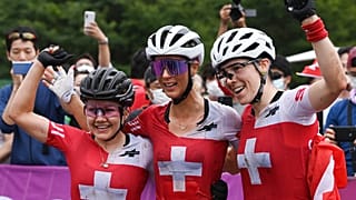 Les suissesses Sina Frei, Jolanda Neff et la Suisse Linda Indergand le 27 juillet 2021.