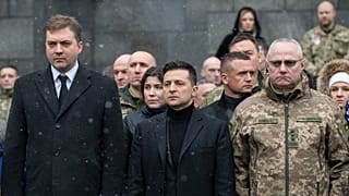 Ukrayna Devlet Başkanı Vladimir Zelenskiy (orta), Genelkurmay Başkanı Ruslan Homçak'ı (sağ) görevden aldı
