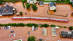 Casas destruidas cerca del río Ahr en Schuld, Alemania, el jueves 15 de julio de 2021