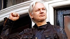 Julian Assange grüßt seine Unterstützer vor der ecuadorianischen Botschaft in London, 19.05.2017