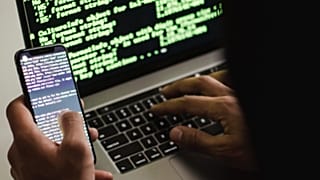 بخطوتين بسيطتين، الأولى تتمثل بإطفاء هاتفك والثانية بإعادة تشغيله، يمكنك حماية هاتفك من القرصنة! 