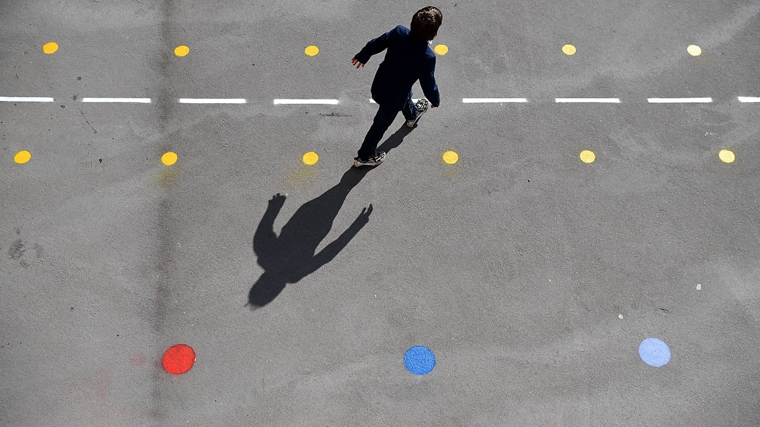 Un élève joue dans la cour d'une école Parisienne, le 20 mai 2020.