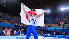 El japonés Daiki Hashimoto celebra el codiciado título de gimnasia general masculina 