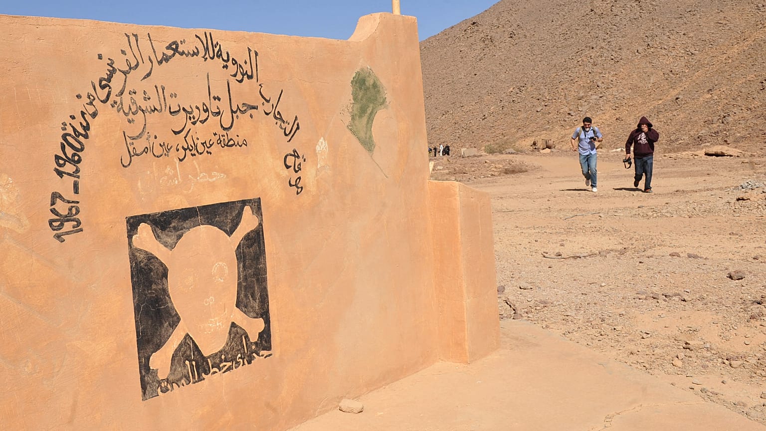 مدخل موقع اختبارات نووية فرنسي سابق في جبل تينا فيلا في عين عقرة في تمنراست، 2000 كيلومتر جنوب الجزائر العاصمة، 2010