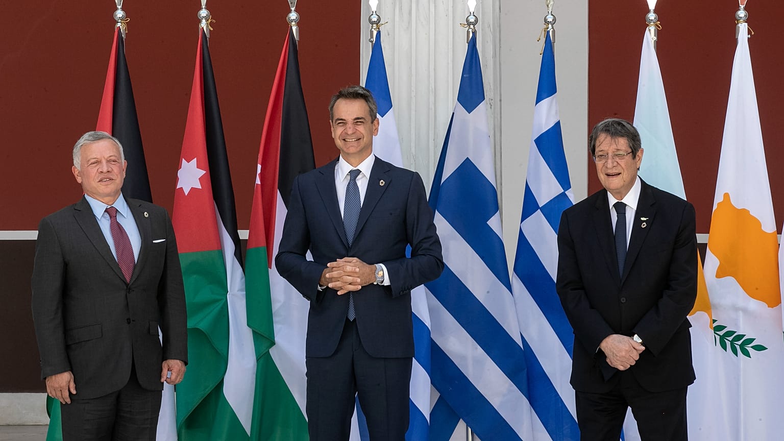 Yunanistan Başbakanı Kiryakos Miçotakis (orta), Ürdün Kralı 2. Abdullah (sol) ve Güney Kıbrıs Rum Yönetimi (GKRY) lideri Nikos Anastasiadis Atina'da biraraya geldi