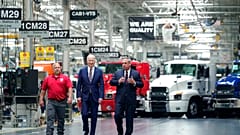 Joe Biden bei einem Besuch eines Lkw-Werkes in den USA