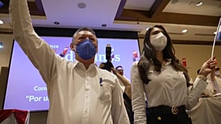 El exjefe de la "Contra" Óscar Sobalvarro y la exreina de belleza nicaragüense Berenice Quezada durante el acto de presentación de su candidatura