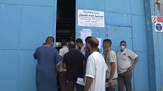 جزائريون يحاولون الحصول على أنبوبة أوكسجين 