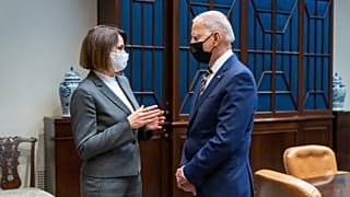 La líder opositora de Bielorrusia Svetlana Tijanóvskaya recibe el apoyo de Joe Biden