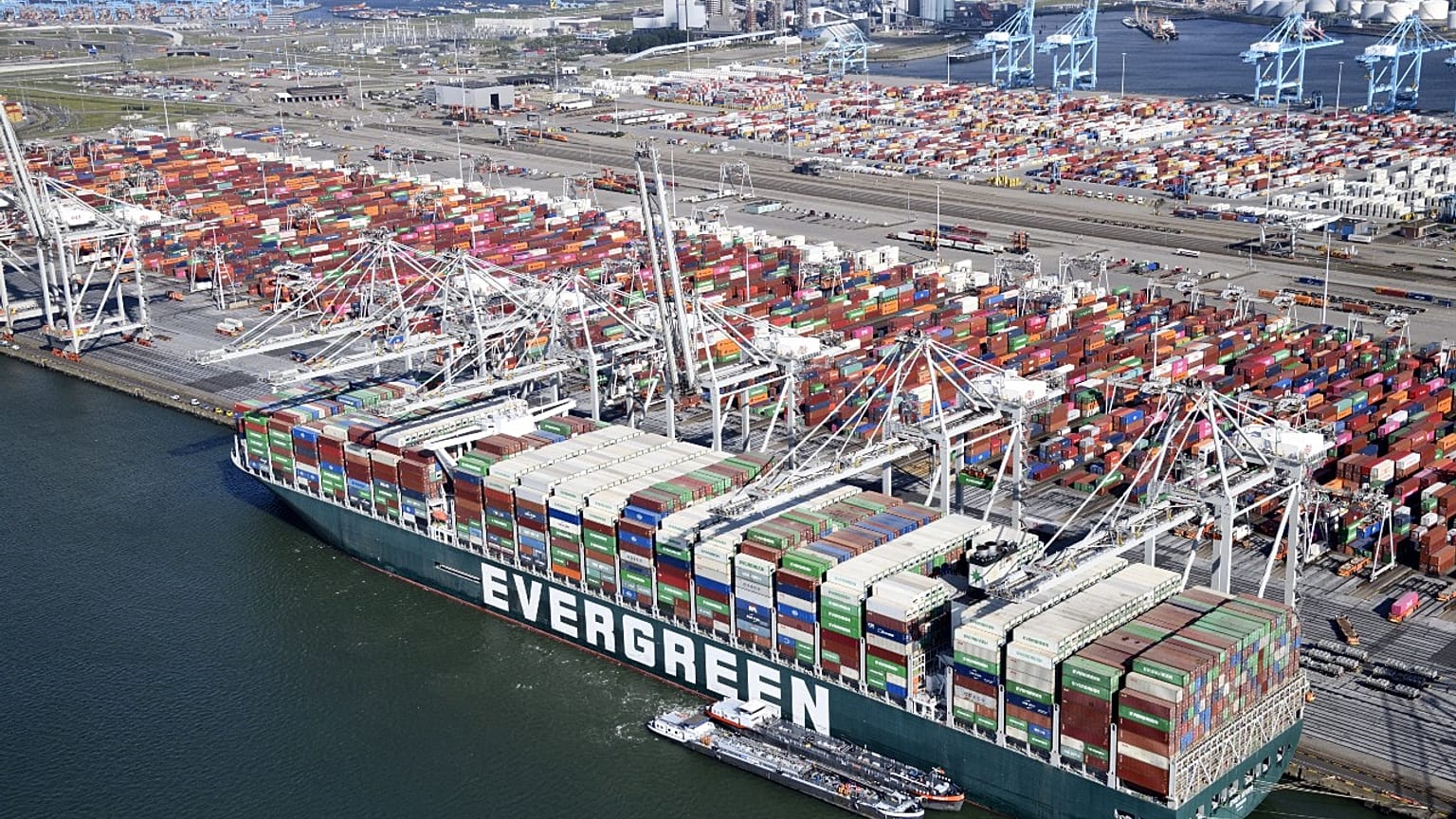 Die Ever Given im Hafen von Rotterdam