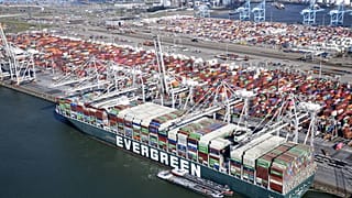 Die Ever Given im Hafen von Rotterdam