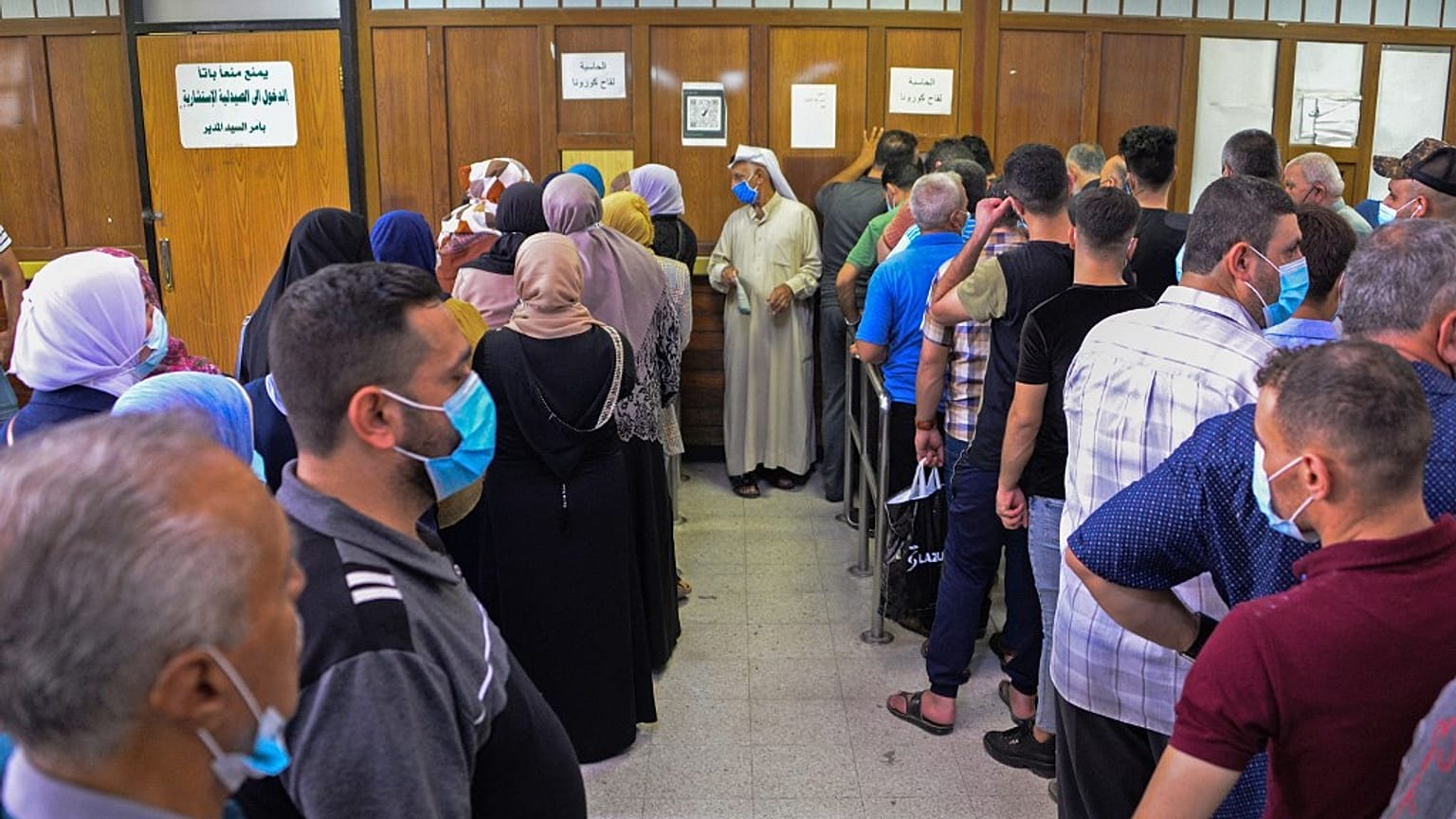  عراقيون ينتظرون دورهم لتلقي لقاح فايزر- بيوانتك، مستشفى السلام في مدينة الموصل - 29 يوليو / تموز 2021.