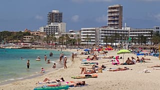 Sonnenanbeter am Strand von Magaluf auf der balearischen Insel Mallorca