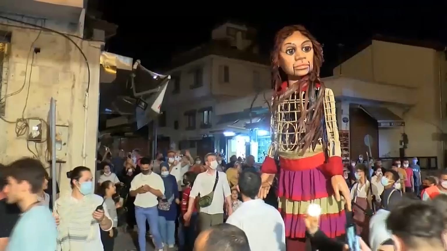 دمية "اللاجئة السورية" تصل غازي عنتاب بعد أن قطعت 5 آلاف ميل حول العالم