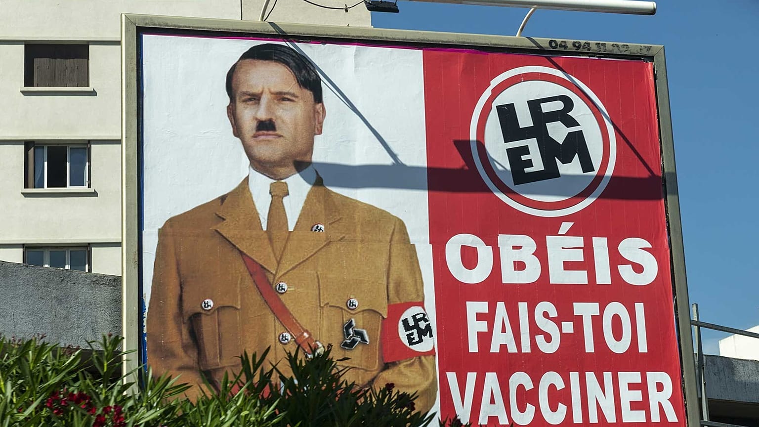 Macron, Hitler'e benzetildiği afişler