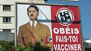 Macron, Hitler'e benzetildiği afişler