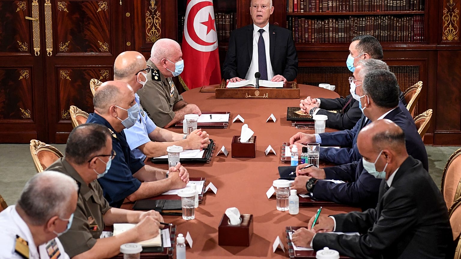الرئيس التونسي قيس سعيد خلال أمني مع عناصر من الجيش والشرطة في تونس العاصمة، تونس، الأحد 25 يوليو 2021. 