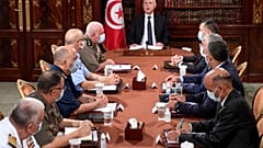 الرئيس التونسي قيس سعيد خلال أمني مع عناصر من الجيش والشرطة في تونس العاصمة، تونس، الأحد 25 يوليو 2021. 