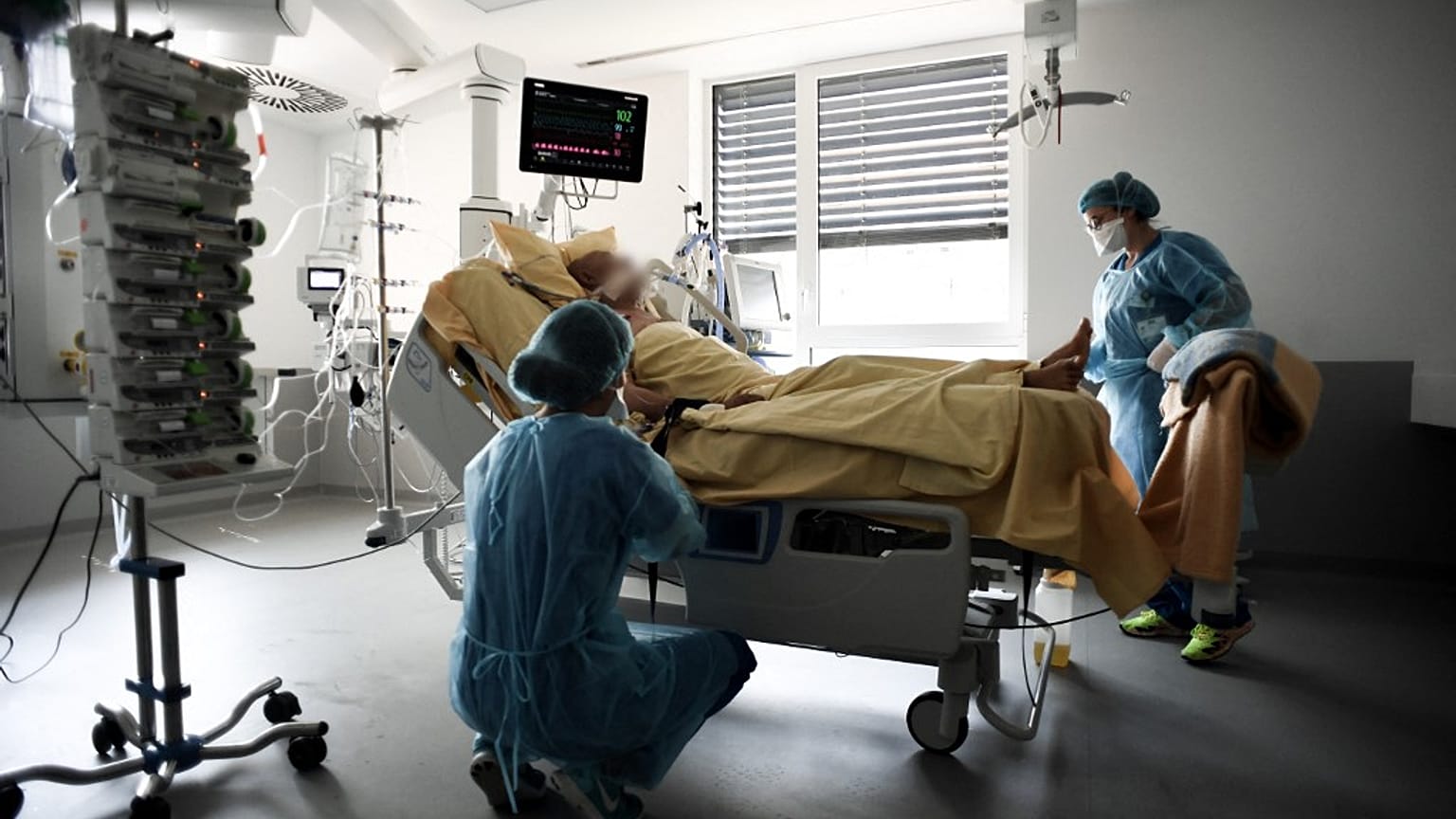 Auf einer Covid-19-Station in einem Krankenhaus in Creteil bei Paris in Frankreich