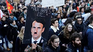 un cartello raffigurante il presidente francese Emmanuel Macron nei panni di Adolf Hitler durante una protesta del 2018 contro una proposta di riforma universitaria