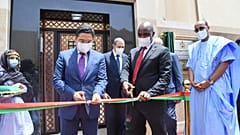   وزير الشؤون الخارجية المغربي ناصر بوريطة ووزير الشؤون الخارجية المالاوي أيزنهاور ندوا ساكسون مكاكا خلال افتتاح القنصلية العامة لمالاوي بالعيون