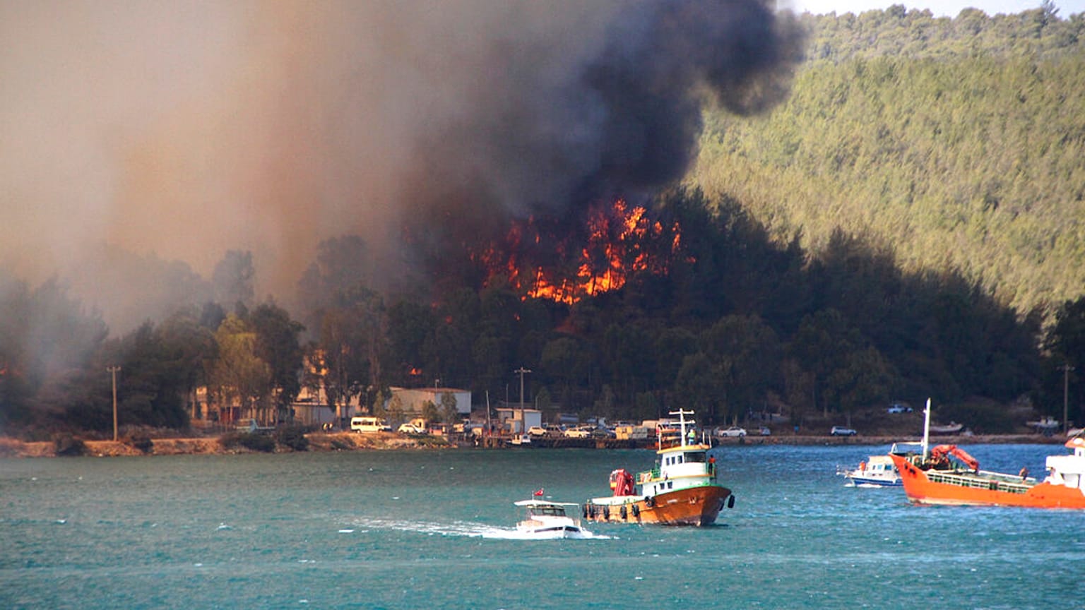 Domato l'incendio nella centrale elettrica, ma la Turchia brucia ancora