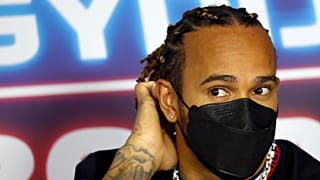 Lewis Hamilton egy csütörtöki sajtótájékoztatón