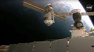 El módulo Nauka aproximándose a la Estación Espacial Internacional
