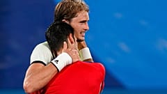 Alexander Zverev mit Novak Djokovic in Tokio