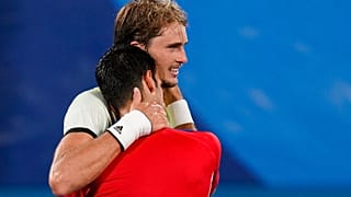 Alexander Zverev mit Novak Djokovic in Tokio