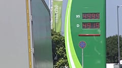 Az M1-es autópályán akár 499.9 Ft-ot is kérnek egy liter 95-ös benzinért