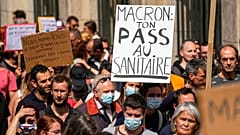 Tiltakozás a francia járványügyi intézkedések ellen