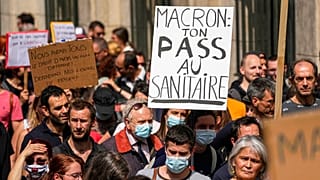 Tiltakozás a francia járványügyi intézkedések ellen