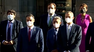 El presidente del Gobierno Español y el rey Felipe VI posan juntos a los presidentes regionales para la foto de familia en la Conferencia de Presidentes