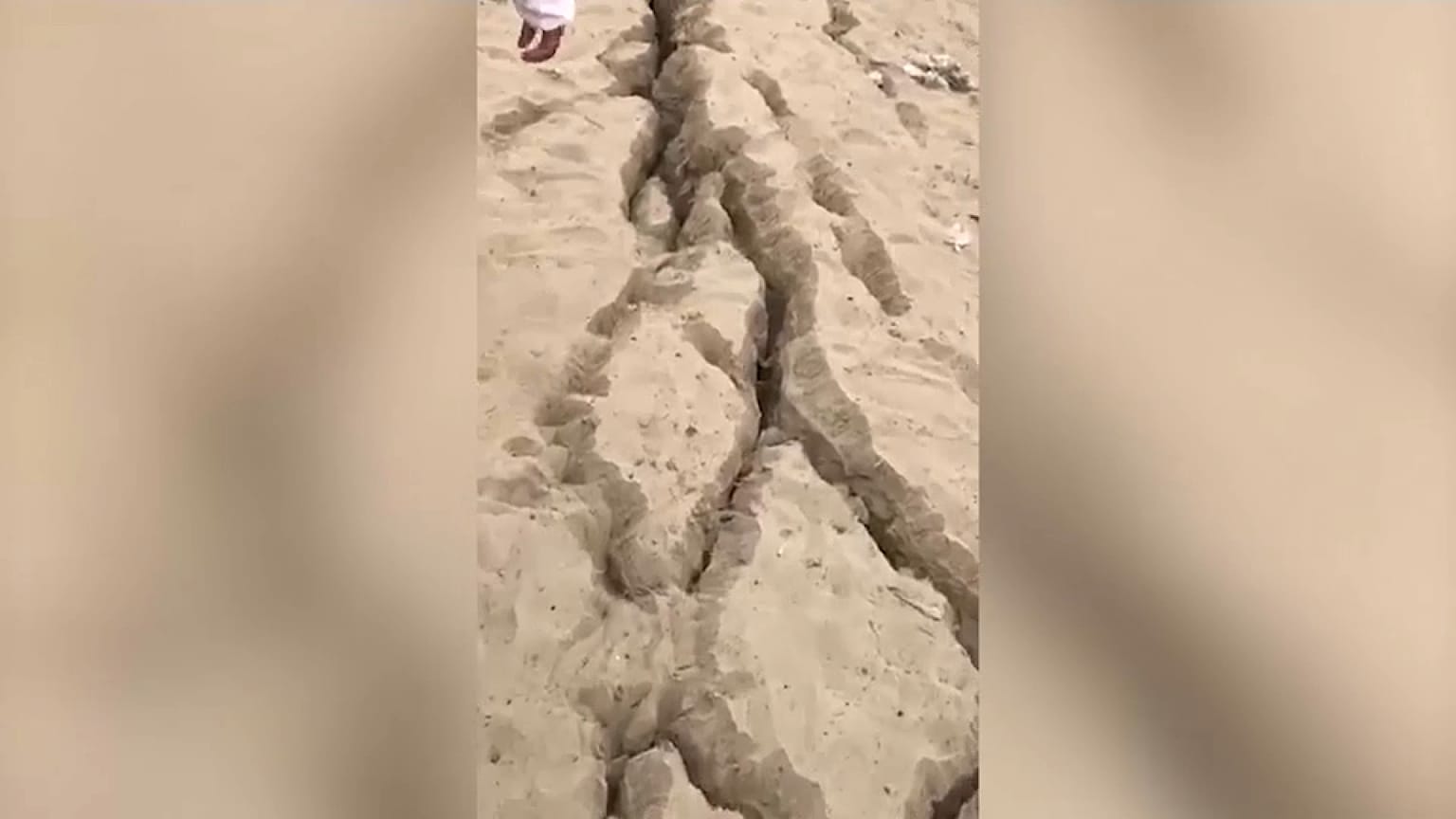 Grietas en el suelo abiertas por el terremoto que ha sacudido el norte de Perú este viernes