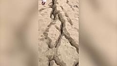 Grietas en el suelo abiertas por el terremoto que ha sacudido el norte de Perú este viernes