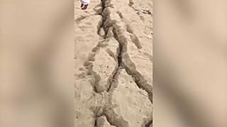 Grietas en el suelo abiertas por el terremoto que ha sacudido el norte de Perú este viernes