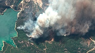 Wäldbrände von oben – hier lodern die Flammen in der Nähe der Oymapınar-Talsperre in der Südtürkei.